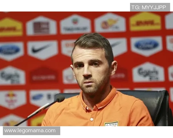 崛起中的足球年轻中场球星正逐渐成为球队未来的核心与希望