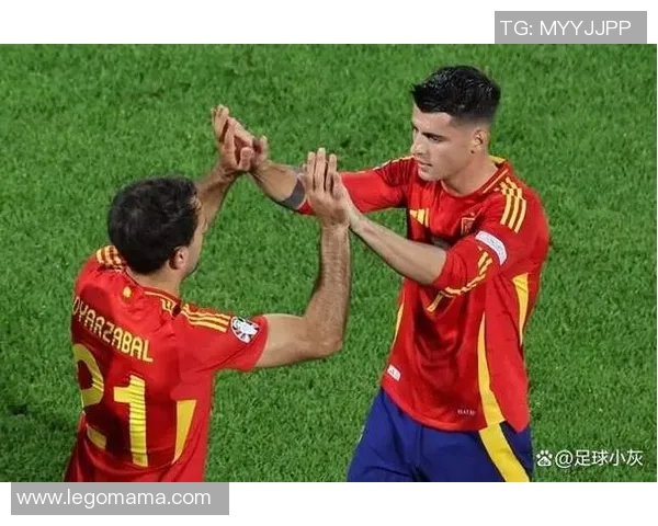 莫拉塔与家人温馨合影展示足球场外的幸福生活